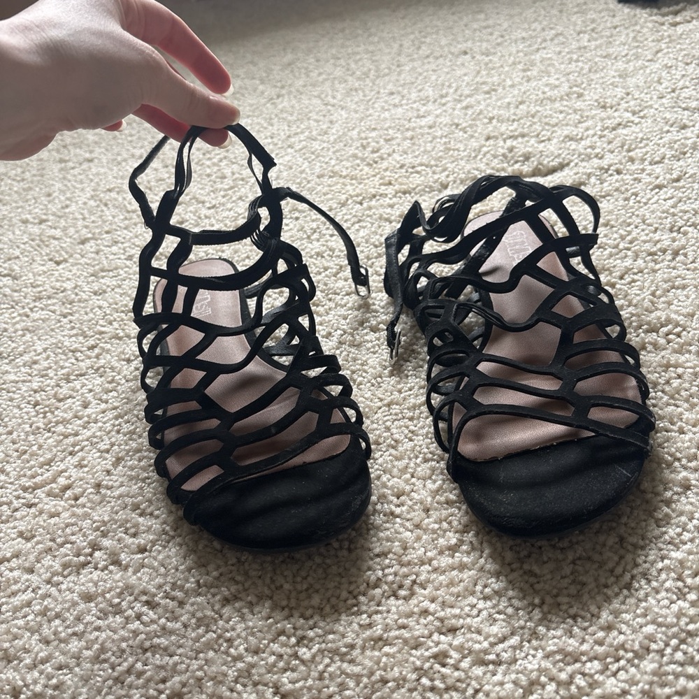 Strappy Black Y2K bohemian shoes 
Size 7
Brash brand